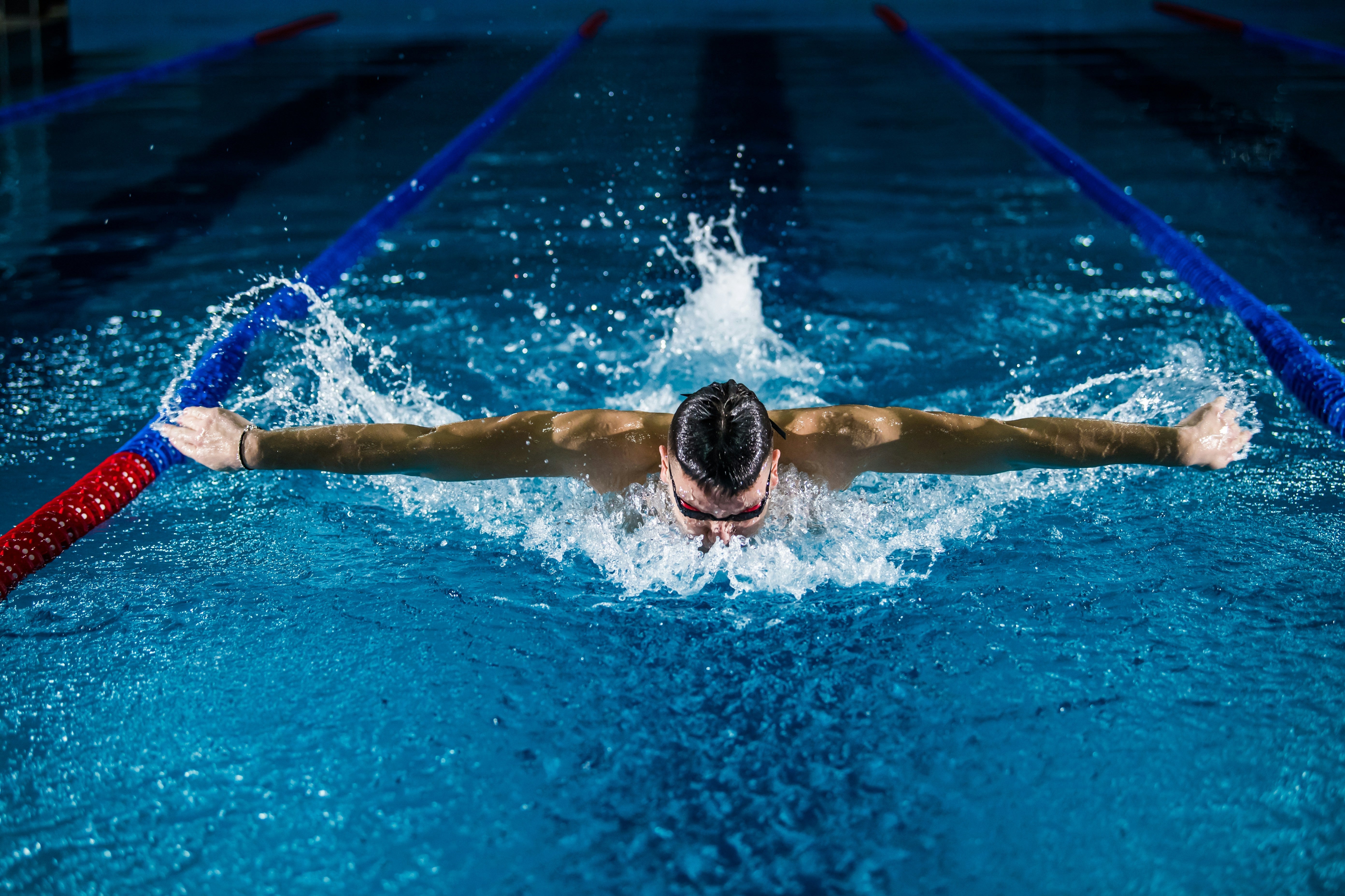 Schwimmen und Protein im Ausdauersport: Die perfekte Kombination für deinen Erfolg im Pool