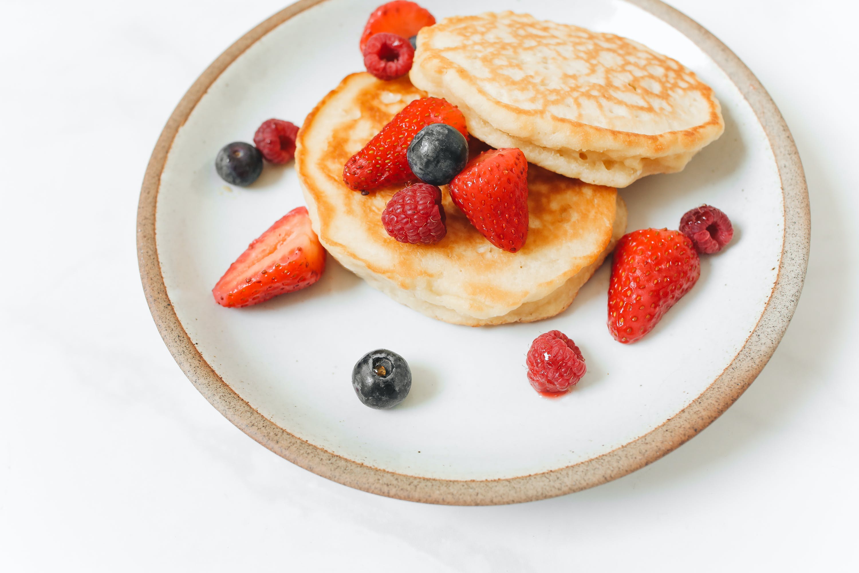 Pancakes aus frischen Zutaten und Nahrungsergänzungsmittel – ideal als Sportlerfrühstück